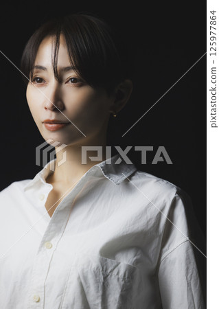 一個穿白襯衫的女人 125977864