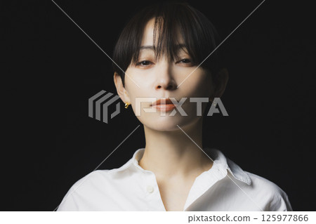 一個穿白襯衫的女人 125977866