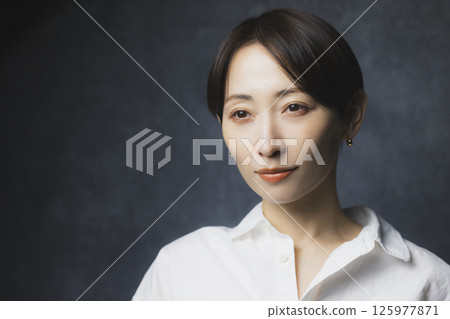 一個穿白襯衫的女人 一個穿白襯衫的女人 125977871