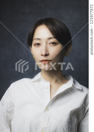 一個穿白襯衫的女人 一個穿白襯衫的女人 125977872