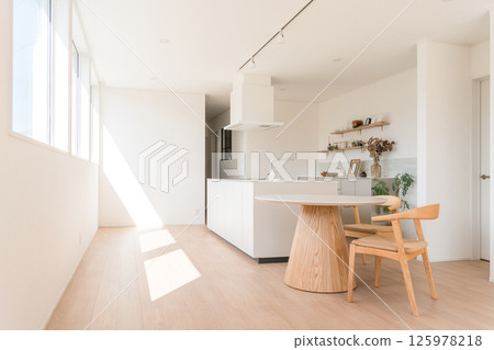 Dining kitchen and dining table (round table) in a newly built home 125978218