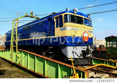 EF65-500 型電力機車，引領臥舖特快藍色列車 125978373