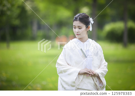 Woman in solid white figure Woman in solid white figure 125978383