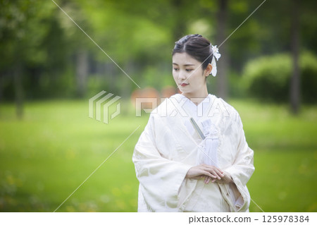 女人在純白色的身影 125978384