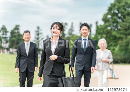 Young people and the elderly in suits (M&A, succession, business succession, succession, sale, acquisition, generational change) 125978674
