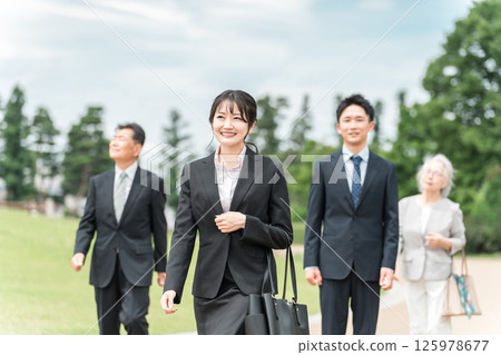 Young people and the elderly in suits (M&A, succession, business succession, succession, sale, acquisition, generational change) 125978677