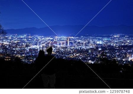 【夜景百選】從京都府幕府塚眺望京都市夜景 【夜景百選】從京都府幕府塚眺望京都市夜景 125978748