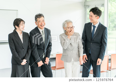 Elderly people and young people in suits (seminars, training, education, study groups, generational change, management) 125978764