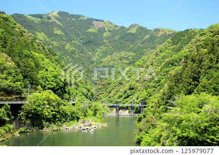 綠樹環繞的大壩湖 綠樹環繞的大壩湖 125979077
