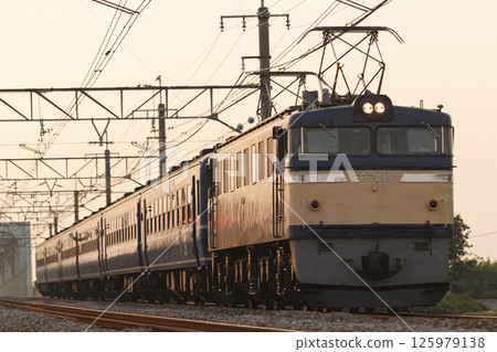 EF60 tows 12-series passenger cars EF60 tows 12-series passenger cars 125979138