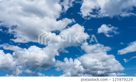 夏日清爽的藍天和白色的積雲 125979229