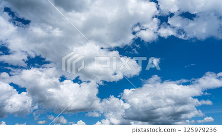 夏日清爽的藍天和白色的積雲 夏日清爽的藍天和白色的積雲 125979236