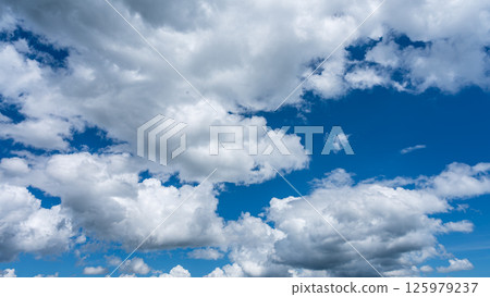 夏日清爽的藍天和白色的積雲 夏日清爽的藍天和白色的積雲 125979237