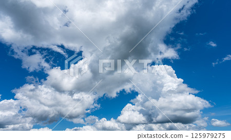 Summer refreshing blue sky and white cumulus clouds 125979275