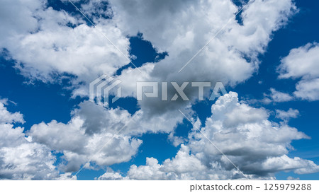 Summer refreshing blue sky and white cumulus clouds 125979288