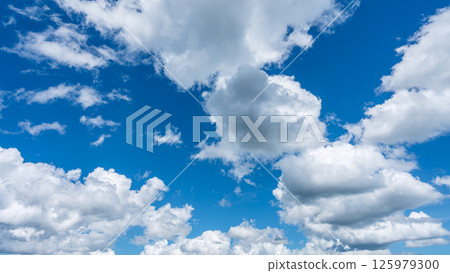 夏日清爽的藍天和白色的積雲 夏日清爽的藍天和白色的積雲 125979300