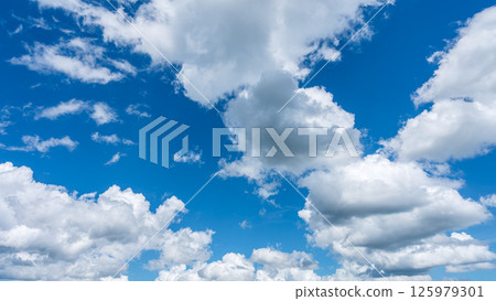 夏日清爽的藍天和白色的積雲 125979301
