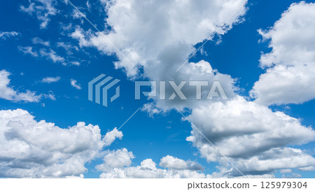 夏日清爽的藍天和白色的積雲 夏日清爽的藍天和白色的積雲 125979304