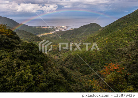 Yakushima Offshore Alps: Beautiful rainbow and autumn leaves (November) Yakushima Offshore Alps: Beautiful rainbow and autumn leaves (November) 125979429
