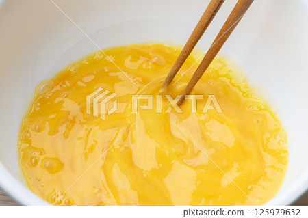 Beaten eggs made with fresh and delicious eggs 125979632