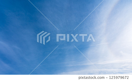 「光暈現象」是指晴朗藍天中薄雲與太陽之間形成的神秘光暈。 125979672