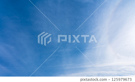 「光暈現象」是指晴朗藍天中薄雲與太陽之間形成的神秘光暈。 125979673