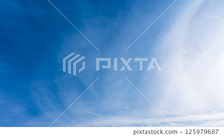 「光暈現象」是指晴朗藍天中薄雲與太陽之間形成的神秘光暈。 125979687