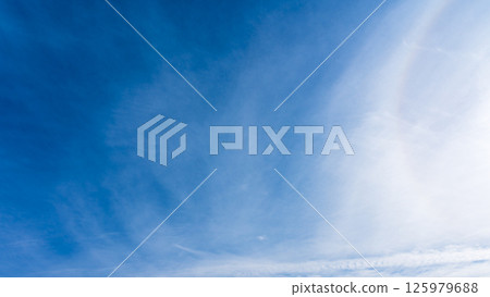 「光暈現象」是指晴朗藍天中薄雲與太陽之間形成的神秘光暈。 「光暈現象」是指晴朗藍天中薄雲與太陽之間形成的神秘光暈。 125979688