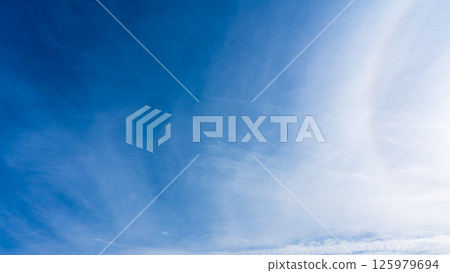 「光暈現象」是指晴朗藍天中薄雲與太陽之間形成的神秘光暈。 「光暈現象」是指晴朗藍天中薄雲與太陽之間形成的神秘光暈。 125979694