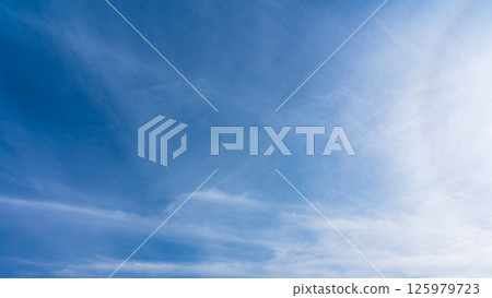 「光暈現象」是指晴朗藍天中薄雲與太陽之間形成的神秘光暈。 「光暈現象」是指晴朗藍天中薄雲與太陽之間形成的神秘光暈。 125979723