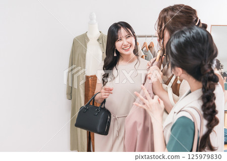 年輕的亞洲女性顧客與朋友一起購物 年輕的亞洲女性顧客與朋友一起購物 125979830