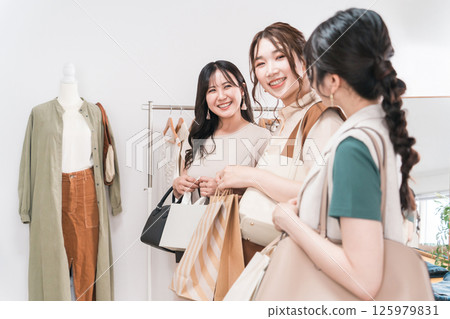 購物 / 購物 / 帶著紙袋的購物者 購物 / 購物 / 帶著紙袋的購物者 125979831