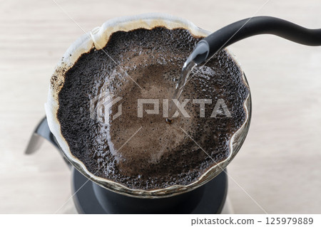 To make coffee 125979889