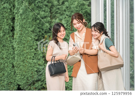 Female friends and friends who enjoy shopping, shopping, sales, bargains, and traveling 125979956