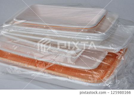 透明塑膠袋中的可回收垃圾 回收食品托盤 透明塑膠袋中的可回收垃圾 回收食品托盤 125980166