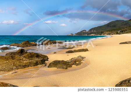 屋久島海龜築巢地永田稻中濱海灘上空的美麗彩虹(12月) 屋久島海龜築巢地永田稻中濱海灘上空的美麗彩虹(12月) 125980351