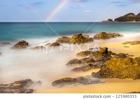 屋久島海龜築巢地永田稻中濱海灘上空的美麗彩虹（12月） 125980353