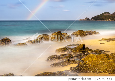屋久島海龜築巢地永田稻中濱海灘上空的美麗彩虹（12月） 125980354