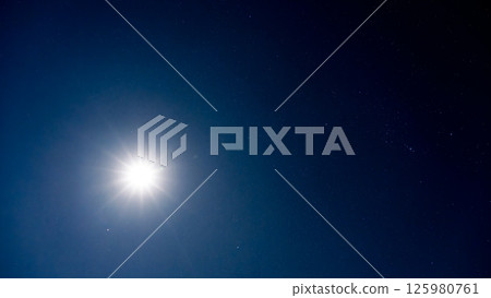 照亮夜空的月光和無數閃耀的星星 照亮夜空的月光和無數閃耀的星星 125980761