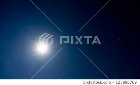 照亮夜空的月光和無數閃耀的星星 125980769