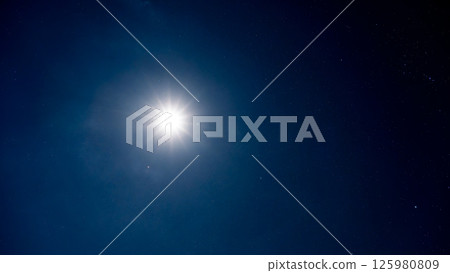 照亮夜空的月光和無數閃耀的星星 125980809