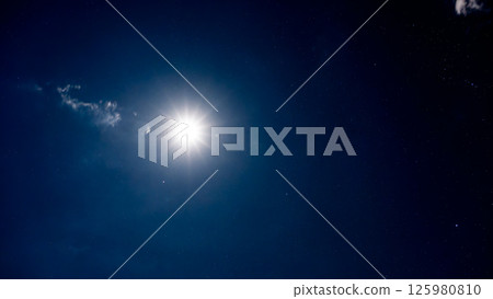 照亮夜空的月光和無數閃耀的星星 125980810