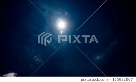 滿月和星光透過雲層閃耀的夜空 125981007