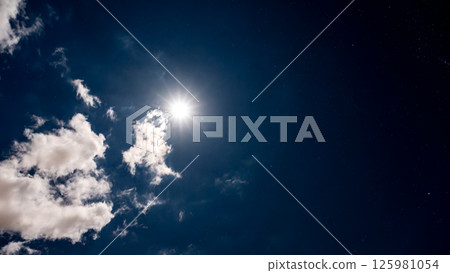 滿月和星光透過雲層閃耀的夜空 125981054