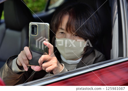 一名女子用手機相機拍照 125981087