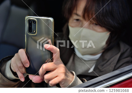 一名女子用手機相機拍照 125981088