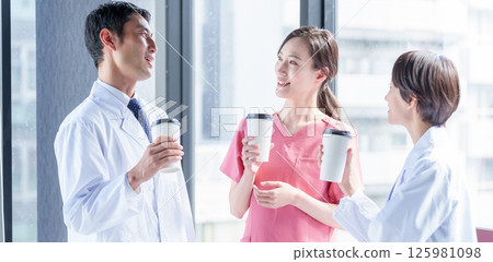 醫護人員在醫院交談 125981098