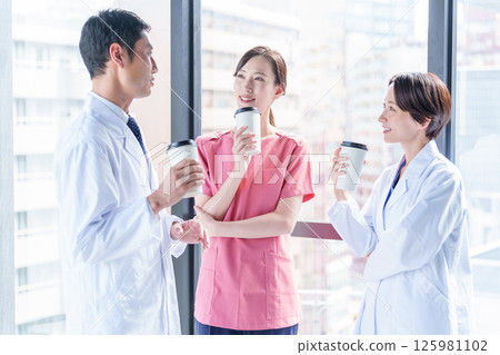 醫護人員在醫院交談 125981102