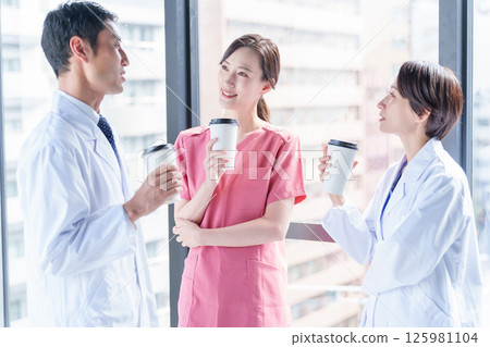 Medical workers having a conversation in a hospital 125981104