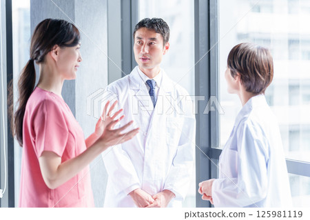Medical workers having a conversation in a hospital 125981119